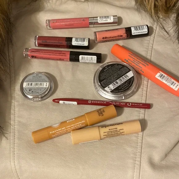 Bundle of 10 essence items(eyeshadow,lipgloss,lip liner,concealer,black mascara) - Picture 11 of 14